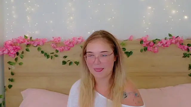 Lilith Bonheur online show from November 21, 3:19 am