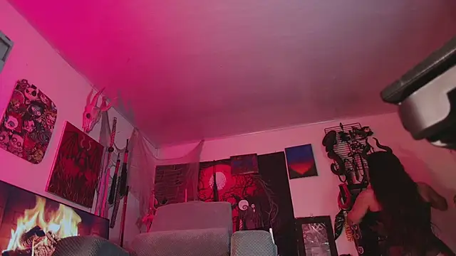 agathaaiko6 online show from April 18, 1:41 am