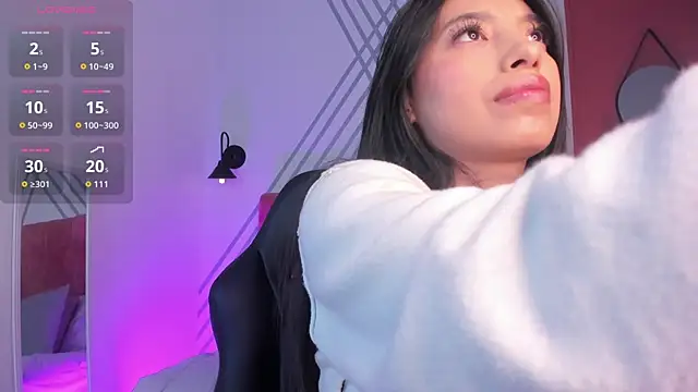 Tiffany Low online show from October 5, 9:09 pm