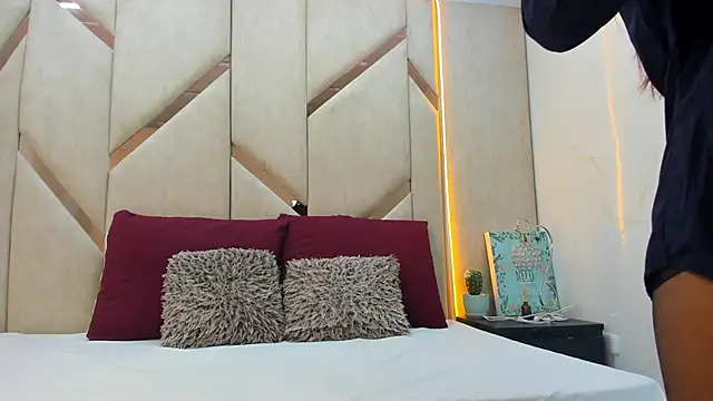 Snapshot of MaiaWest chatting on September 26, 3:15 am MaiaWest online show from September 26, 3:15 am