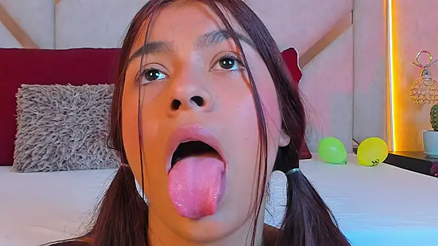 Snapshot of MaiaWest chatting on October 11, 3:55 am MaiaWest online show from October 11, 3:55 am