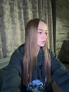 MissOyee online show from December 2, 7:05 pm