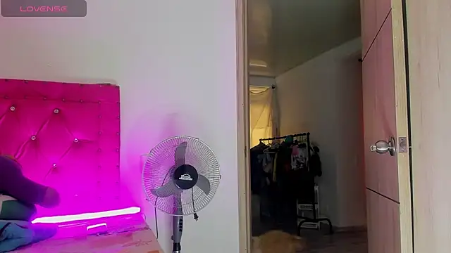 dahiiangomezz online show from April 14, 9:59 pm