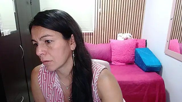 camilavargas  online show from April 16, 9:39 pm