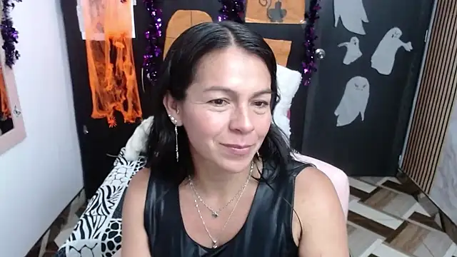 camilavargas  online show from October 29, 11:18 pm