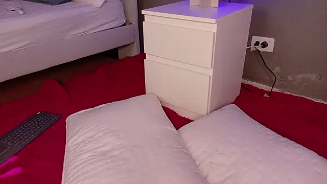 KeendraFox  online show from December 4, 11:45 am