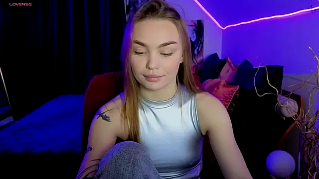 KitsyMoore online show from October 24, 1:18 pm