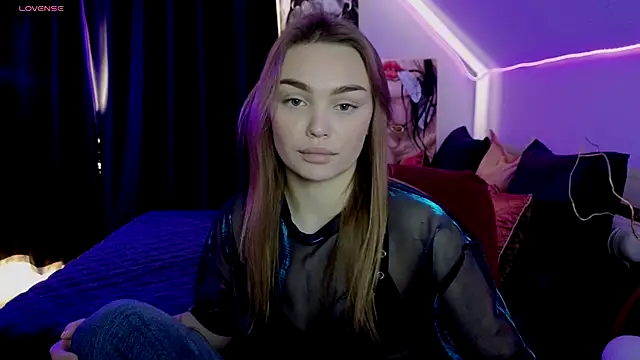 KitsyMoore online show from October 25, 1:19 pm