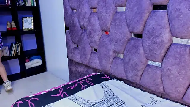 burbuja pink  online show from April 18, 3:20 am