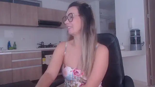 LovePaula online show from March 29, 1:15 am