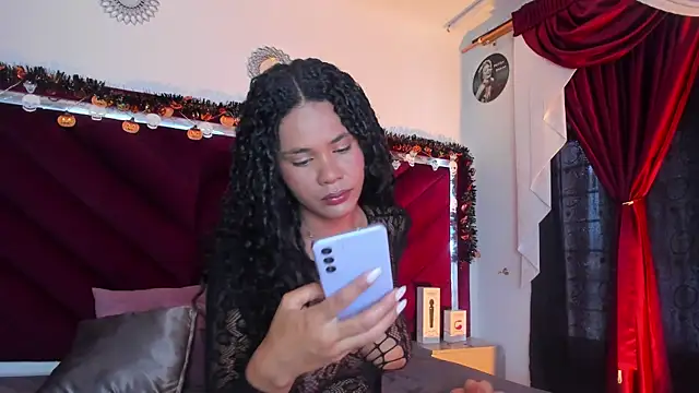 Jade Thonson1 online show from October 24, 9:00 pm