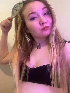 Amalie Smith online show from May 15, 8:06 am