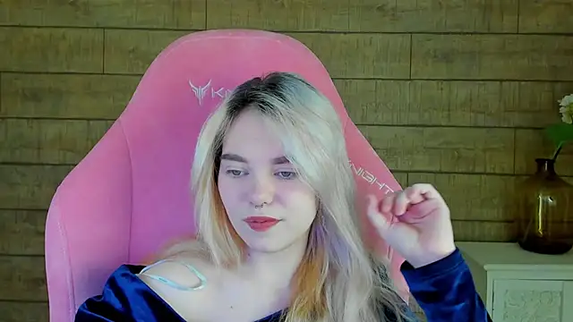 Snapshot of AnnaDelon chatting on October 23, 4:40 am AnnaDelon online show from October 23, 4:40 am