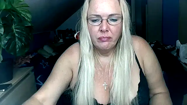 Snapshot of Sandy-Summer chatting on October 20, 2:53 pm Sandy-Summer online show from October 20, 2:53 pm