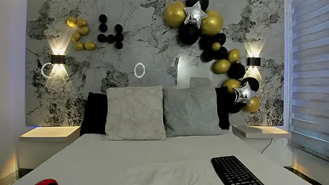 ZOE LE online show from April 17, 12:07 pm