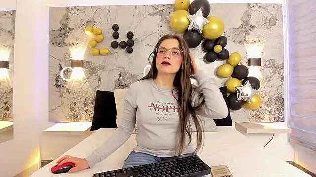 ZOE LE online show from April 16, 11:54 am