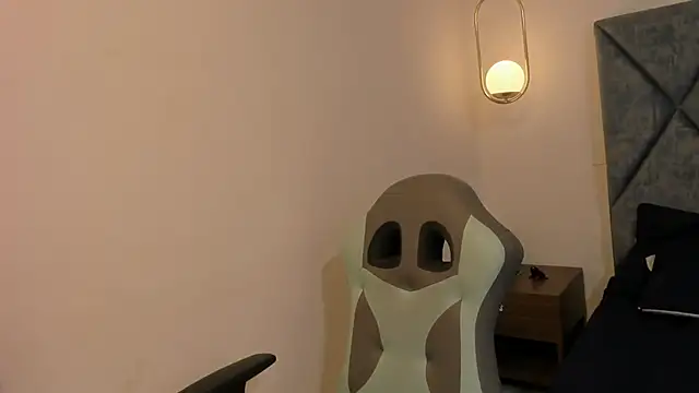 Snapshot of Karoline_Amber chatting on October 17, 8:34 pm Karoline Amber online show from October 17, 8:34 pm