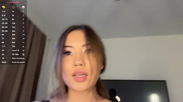 Ur neighbor Kira online show from April 12, 1:25 pm