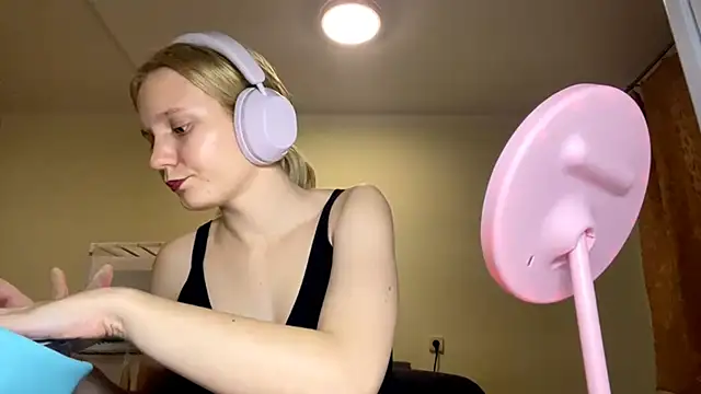 Snapshot of xX_Looola_Xx chatting on October 18, 5:26 pm xX Looola Xx online show from October 18, 5:26 pm