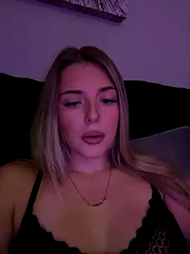 Snapshot of EllieEllxx chatting on October 12, 8:11 pm EllieEllxx online show from October 12, 8:11 pm