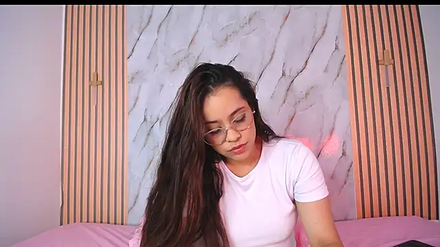 PiaGelvez online show from December 5, 9:05 pm