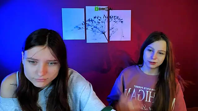 Snapshot of esme_moore_ chatting on October 17, 8:28 am esme moore  online show from October 17, 8:28 am
