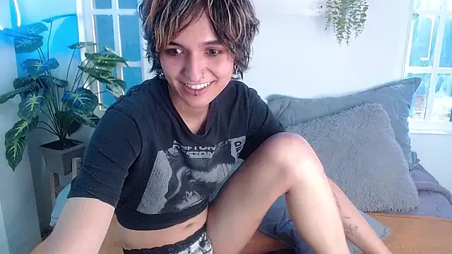 Snapshot of noellee__ chatting on October 4, 2:32 pm noellee online show from October 4, 2:32 pm