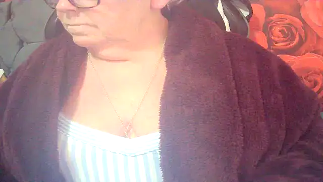 Playful MILF Demi online show from March 3, 6:36 pm