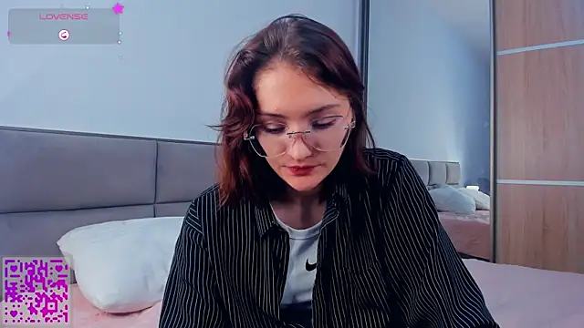 Snapshot of LorrieDegonia chatting on October 21, 4:05 am LorrieDegonia online show from October 21, 4:05 am