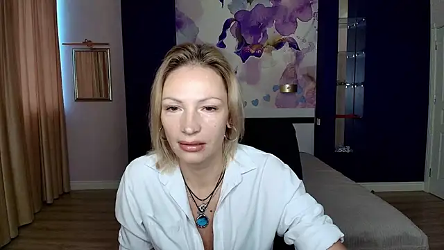Snapshot of AlinaMoor chatting on October 22, 5:56 am AlinaMoor online show from October 22, 5:56 am