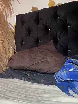 SiaraRealist online show from April 12, 7:27 pm