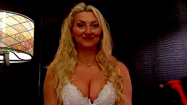 LeticiaReys online show from December 15, 1:05 pm