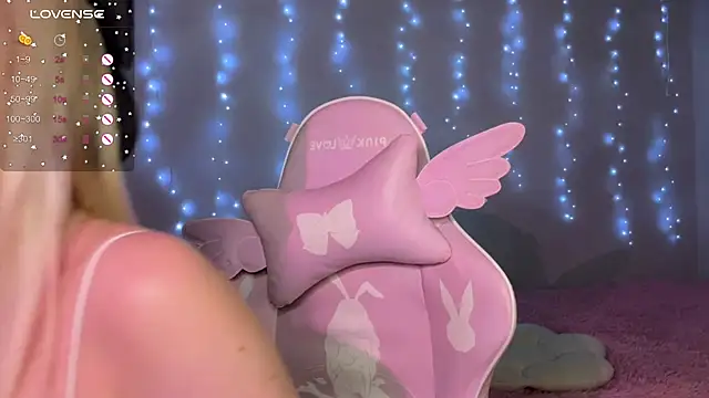 myprettylola online show from November 21, 8:00 pm