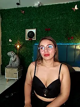 Kiaraa88 online show from April 13, 8:20 pm