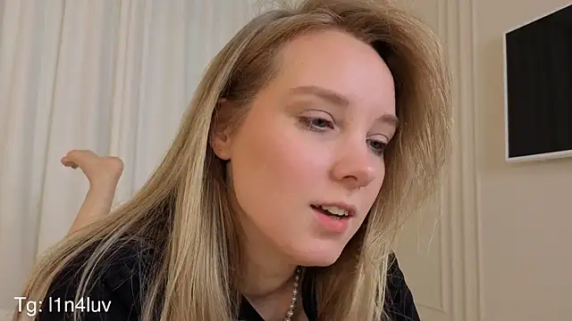 AIicaparkerc online show from November 16, 9:37 pm