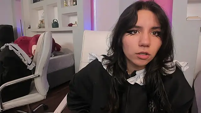 HollyPeach online show from April 2, 1:08 pm