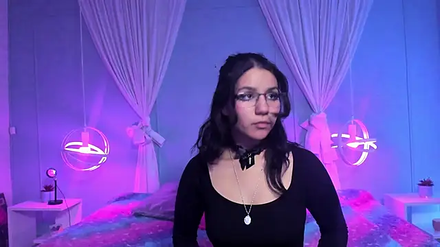 HollyPeach online show from November 4, 8:25 pm