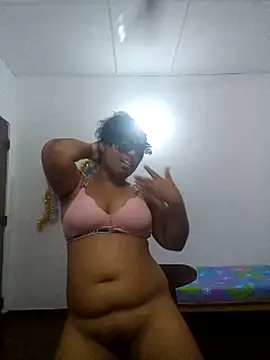 Expose Queen online show from April 15, 5:57 pm