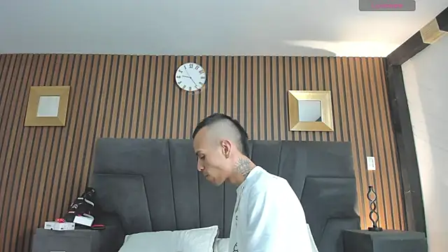 DerryAndIzzy online show from November 13, 4:33 am