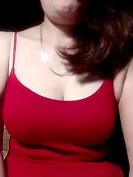 YiyinLy online show from April 8, 9:06 pm