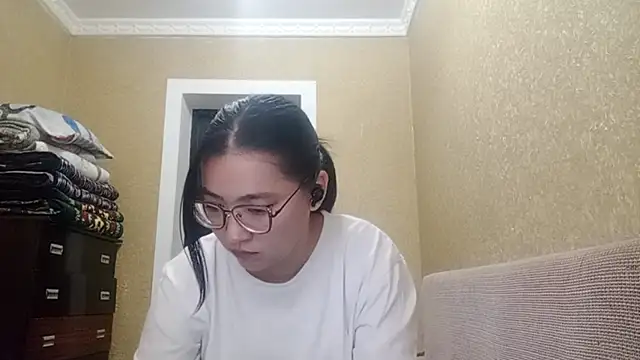 LinneaHyles online show from November 14, 4:23 am