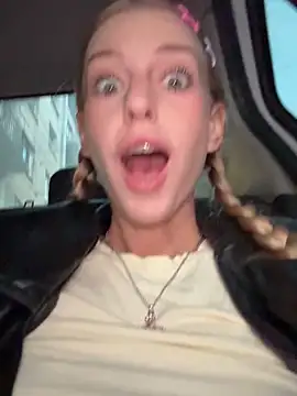 kira mia online show from March 17, 4:00 pm