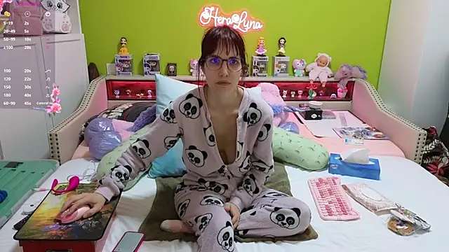  HeraLuna  online show from April 2, 7:55 pm