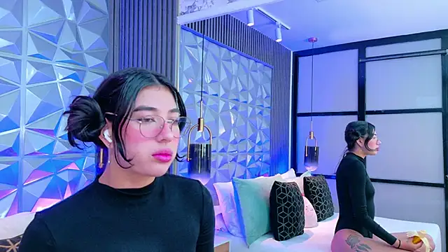 AdelineJhones online show from March 28, 2:49 pm