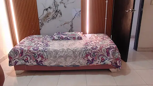 rosselyn  online show from December 17, 8:02 pm