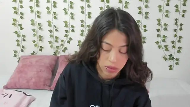 emily jonessxx online show from February 3, 4:12 pm