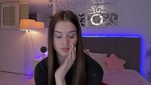 LuisaClover online show from April 19, 6:10 pm