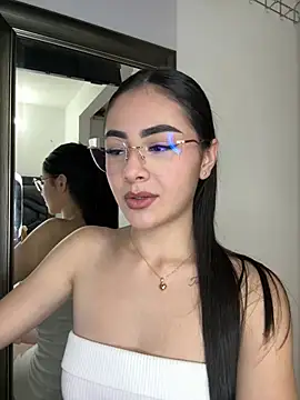 IslaCole online show from February 7, 11:30 pm