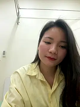 Bee Yellow00 online show from December 19, 6:27 am