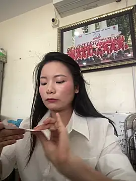 Bee Yellow00 online show from April 18, 9:12 am